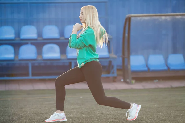 Jonge Vrouw Die Zich Uitstrekt Voordat Fitness Trainingssessie Het Park — Stockfoto