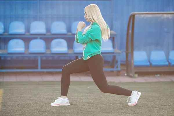 Mladá Žena Strečink Před Fitness Trénink Parku Zdravá Mladá Žena — Stock fotografie