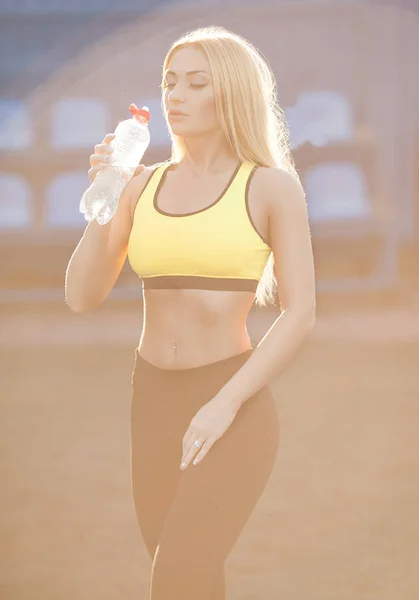 Slim Young Woman Drinking Water Training — Stock Photo, Image