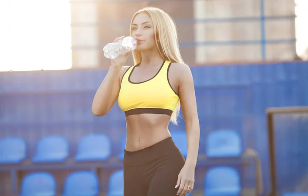 Slanke Jonge Vrouw Die Water Drinkt Training — Stockfoto