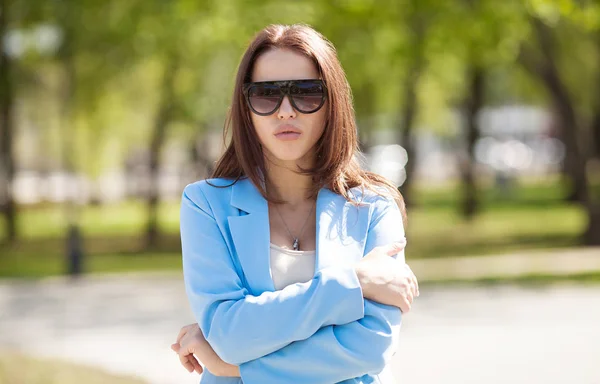 Frau Mit Vollen Lippen Der Sommerstraße Hübsches Mädchenporträt Frühlingszeit Straßenmode — Stockfoto