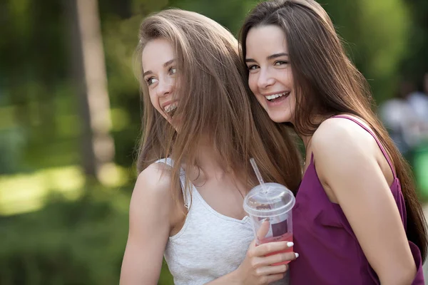 Duas Jovens Mulheres Alegres Andando Rua Abraçando Pôr Sol Melhores — Fotografia de Stock