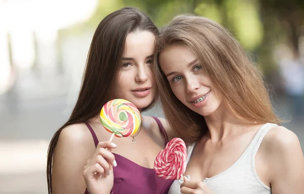 Two Young Female Girl Friends Laugh Eat Candy Outdoor — Stock Photo, Image