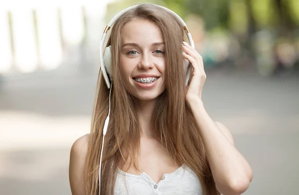 Linda Chica Escuchando Música Con Sus Auriculares Calle —  Fotos de Stock