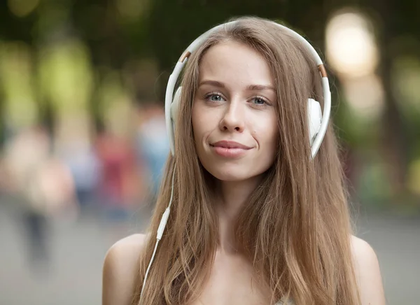Linda Chica Escuchando Música Con Sus Auriculares Calle —  Fotos de Stock