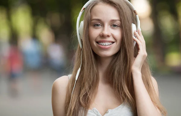 Linda Chica Escuchando Música Con Sus Auriculares Calle —  Fotos de Stock