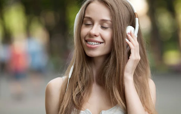 Linda Chica Escuchando Música Con Sus Auriculares Calle —  Fotos de Stock