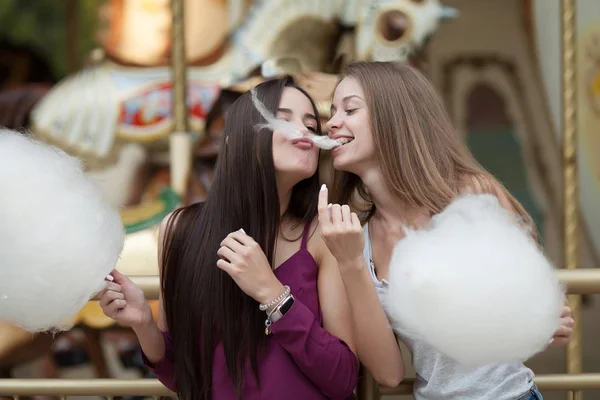 Twee Vrolijke Jonge Vrouwen Lopen Straat Knuffelen Bij Zonsondergang Beste — Stockfoto