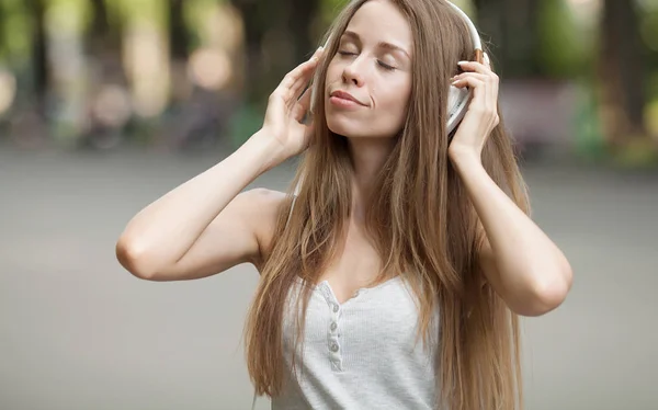 Linda Chica Escuchando Música Con Sus Auriculares Calle —  Fotos de Stock