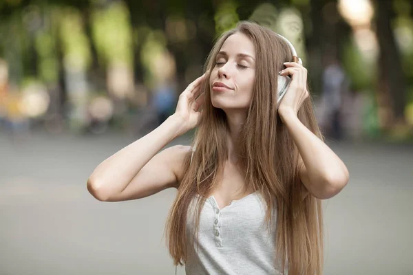 Linda Chica Escuchando Música Con Sus Auriculares Calle —  Fotos de Stock