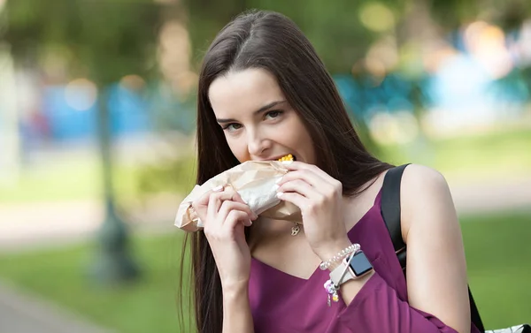 Retrato Livre Jovem Mulher Beleza Comer Milho Espiga — Fotografia de Stock