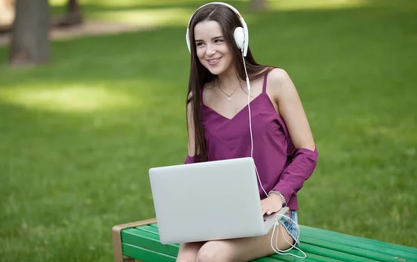 Adulto Joven Usando Ordenador Portátil Aire Libre —  Fotos de Stock