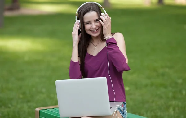 Adulto Joven Usando Ordenador Portátil Aire Libre —  Fotos de Stock