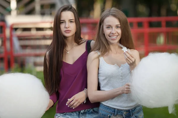 Twee Jonge Vrouwen Delen Katoen Candyfloss Amusement Park Beste Vrienden — Stockfoto