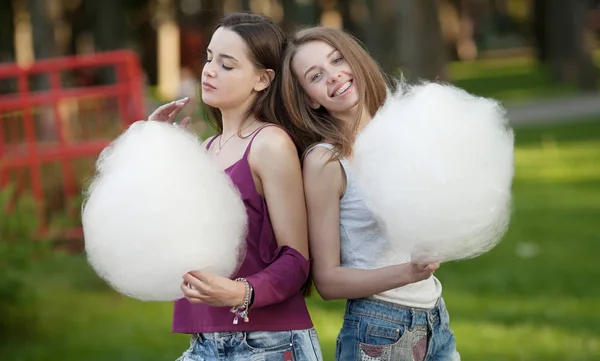 Δύο Κορίτσια Έχουν Διασκέδαση Εξωτερικούς Χώρους Καλύτεροι Φίλοι — Φωτογραφία Αρχείου