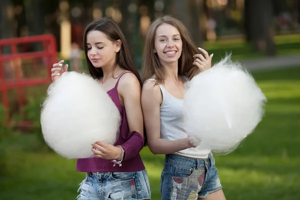 Twee Jonge Vrouwen Delen Katoen Candyfloss Amusement Park Beste Vrienden — Stockfoto