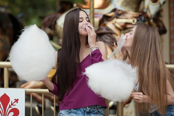 Dos Mujeres Jóvenes Compartiendo Algodón Con Hilo Azúcar Parque Atracciones — Foto de Stock