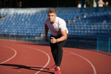 adam bir yolda yayınlanmaya başlaması hazır