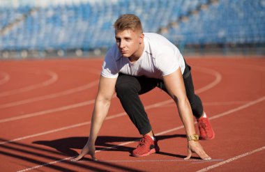 adam bir yolda yayınlanmaya başlaması hazır