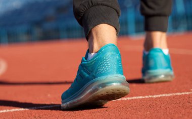 Atlet runner ayak ayakkabı üzerinde yol portre üzerinde çalışan. Adam fitness koşu egzersiz sağlık kavramı. Adam atlet bacaklar ve ayakkabı yolda eylem