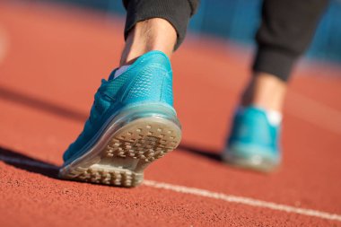 Atlet runner ayak ayakkabı üzerinde yol portre üzerinde çalışan. Adam fitness koşu egzersiz sağlık kavramı. Adam atlet bacaklar ve ayakkabı yolda eylem