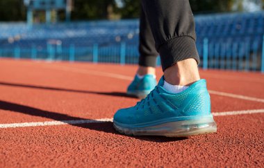 Atlet runner ayak ayakkabı üzerinde yol portre üzerinde çalışan. Adam fitness koşu egzersiz sağlık kavramı. Adam atlet bacaklar ve ayakkabı yolda eylem