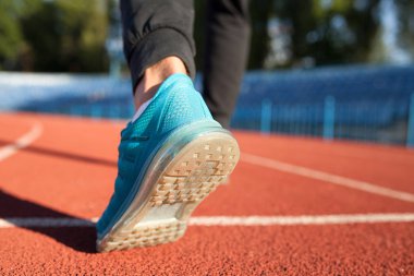 Atlet runner ayak ayakkabı üzerinde yol portre üzerinde çalışan. Adam fitness koşu egzersiz sağlık kavramı. Adam atlet bacaklar ve ayakkabı yolda eylem