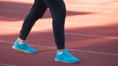 Atlet runner ayak ayakkabı üzerinde yol portre üzerinde çalışan. Adam fitness koşu egzersiz sağlık kavramı. Adam atlet bacaklar ve ayakkabı yolda eylem