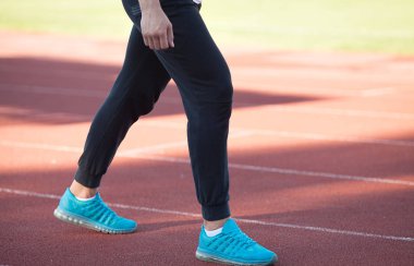 Atlet runner ayak ayakkabı üzerinde yol portre üzerinde çalışan. Adam fitness koşu egzersiz sağlık kavramı. Adam atlet bacaklar ve ayakkabı yolda eylem