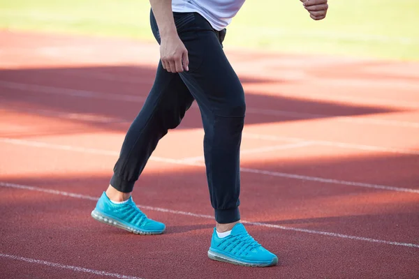 Atleta Pies Corredor Corriendo Carretera Primer Plano Zapato Hombre Fitness —  Fotos de Stock