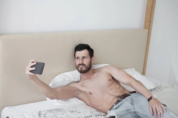 Όμορφος Shirtless Μυϊκή Bodybuilder Άνθρωπος Στο Τζιν Λήψη Selfie Κινητό — Φωτογραφία Αρχείου