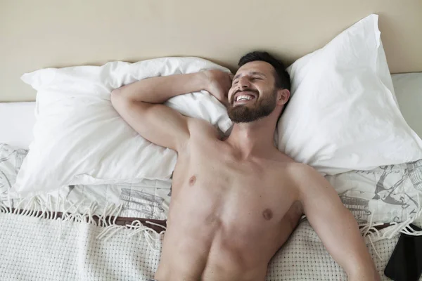 无忧无虑的人享受新的一天 快乐的大胡子男人在床上 — 图库照片