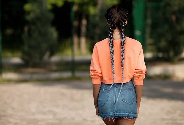 Menina Fica Costas Sua Cabeça Penteado Feito Tranças Azuis Kanekalon — Fotografia de Stock