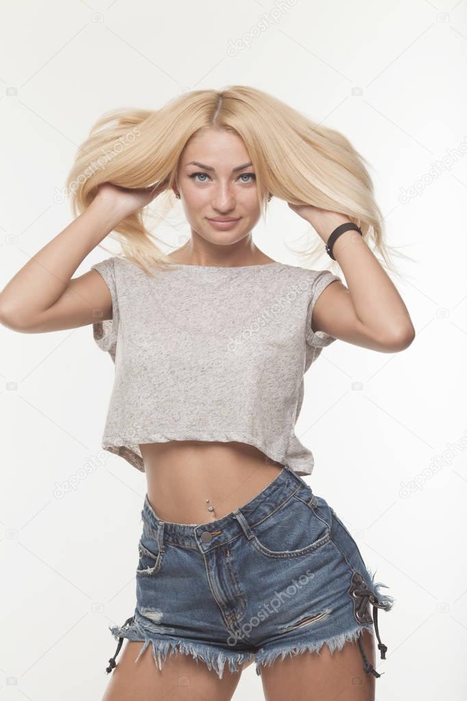 Młoda Seksowna Blond Kobieta W Dżinsy Szorty Białe Na