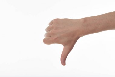 El başparmak aşağı yalıtım modunda gösterilen mans. Bir başparmak aşağı jest gösterilen. Beyaz arka plan üzerinde izole. Sevmemek