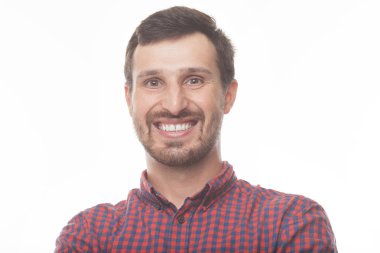 Beyaz duvara karşı duran yakışıklı genç adam portresi.