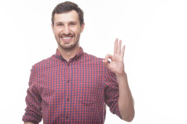 Hayat güzeldir. Mutlu yukarı thumbing ve gülümseyen genç adam beyaz arka plan üzerinde izole