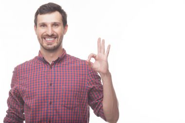 Hayat güzeldir. Mutlu yukarı thumbing ve gülümseyen genç adam beyaz arka plan üzerinde izole