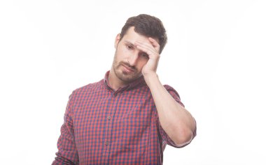 Boyun ağrısı çeken genç bir adam. Baş ağrısı..