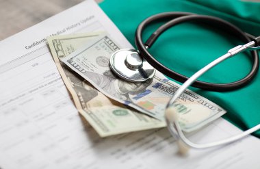 Onlara stetoskop ile dolar. sağlık sigortası için maliyetleri.