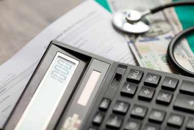 Onlara stetoskop ile dolar. sağlık sigortası için maliyetleri.