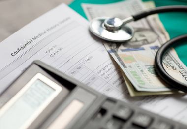 Onlara stetoskop ile dolar. sağlık sigortası için maliyetleri.