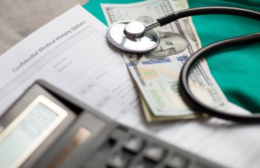 Onlara stetoskop ile dolar. sağlık sigortası için maliyetleri.