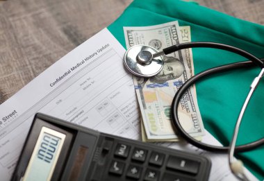 Onlara stetoskop ile dolar. sağlık sigortası için maliyetleri.