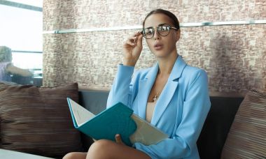 Menü seyir ve Restoran yiyecek sipariş güzel kadın. Yakın çekim