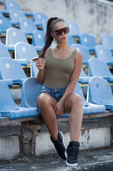 Vacker Ung Sexig Kvinna Jeansshorts Sommaren Fotbollsstadion — Stockfoto