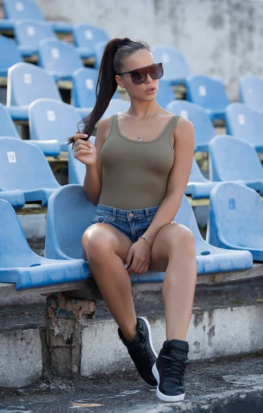 Красива Молода Сексуальна Жінка Джинсових Шортах Влітку Футбольному Стадіоні — стокове фото