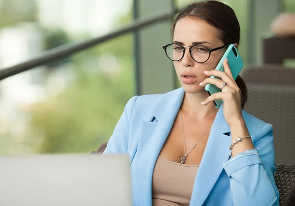 Mujer Trabajando Ordenador Portátil Oficina Mientras Habla Por Teléfono — Foto de Stock