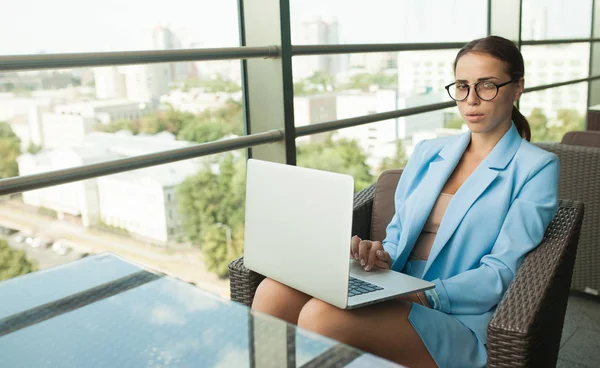 Hermosa Mujer Trabajando Portátil Elegante Restaurante Urbano — Foto de Stock