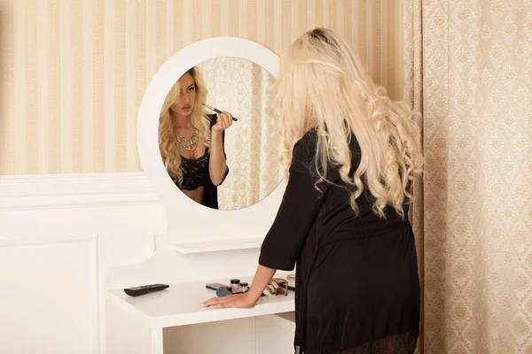 Jovem Mulher Loira Sexy Compõem Olhando Espelho — Fotografia de Stock